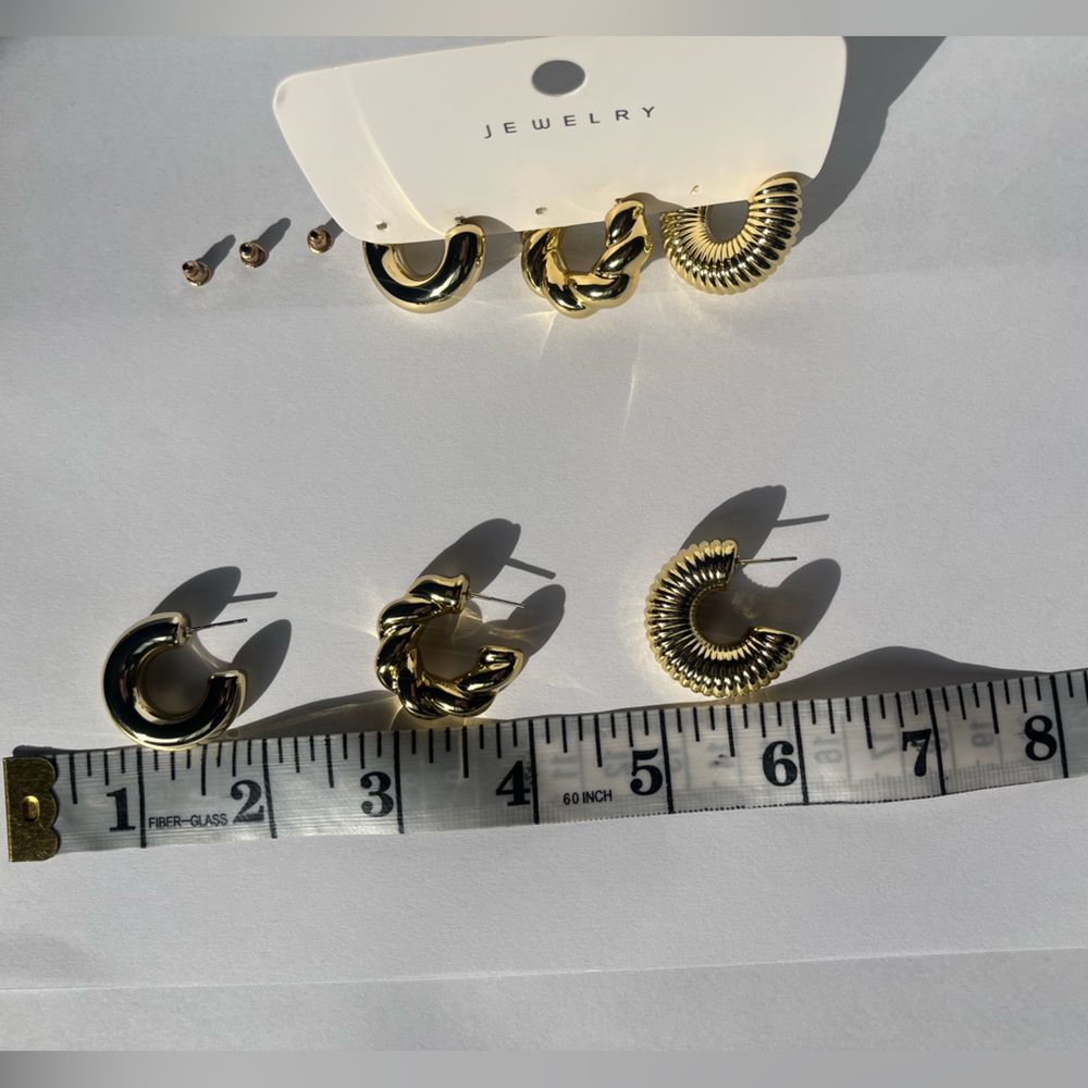 Brand New Elegant Gold Earrings - Picture 8 of 8